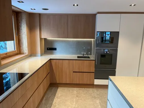 Cucina su progetto in legno Rovere e Laccata